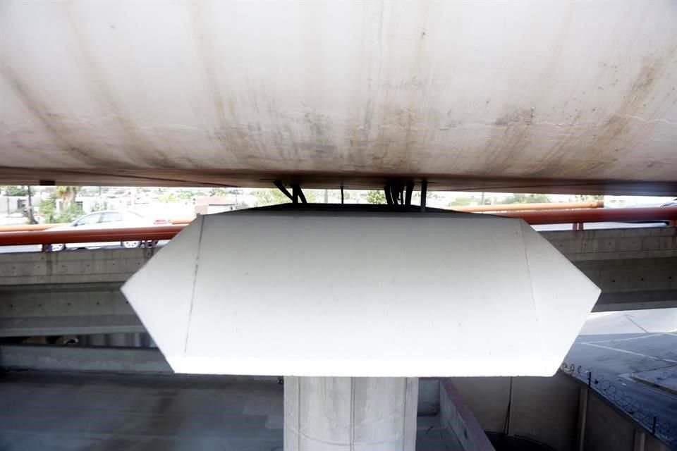 La columna falsa tiene una separación de 40 centímetros del viaducto de la Línea 2, y sirve para 'esconder' cableado eléctrico, que se conectan a una subestación de energía localizada en parte baja.