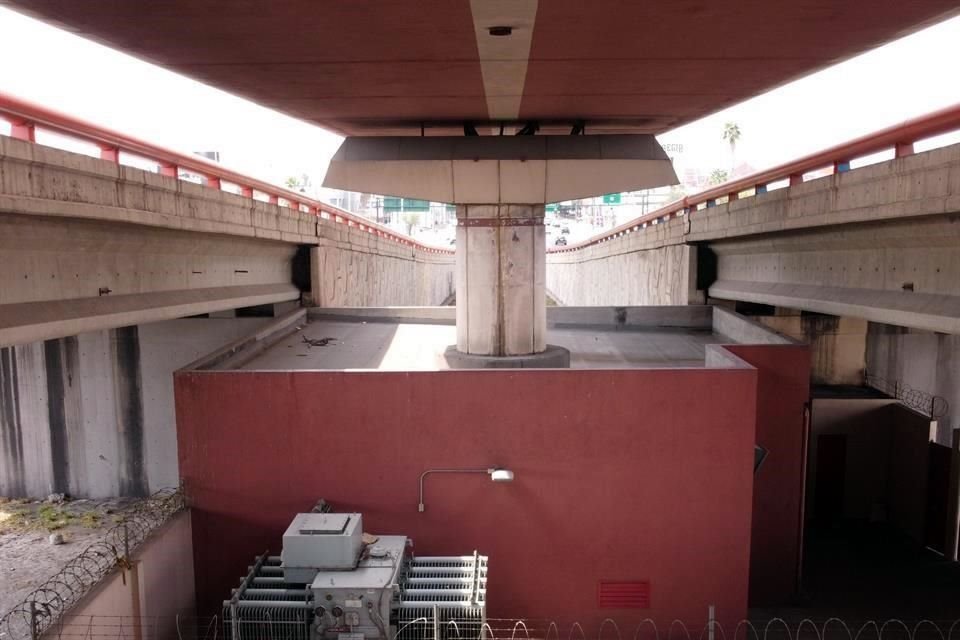 La columna falsa tiene una separación de 40 centímetros del viaducto de la Línea 2, y sirve para 'esconder' cableado eléctrico, que se conectan a una subestación de energía localizada en parte baja.
