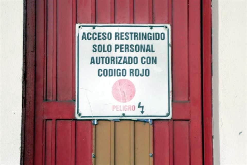 La columna falsa tiene una separación de 40 centímetros del viaducto de la Línea 2, y sirve para 'esconder' cableado eléctrico, que se conectan a una subestación de energía localizada en parte baja.