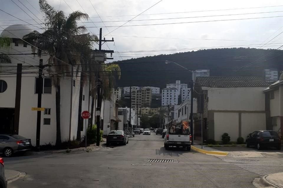 En el cruce de  Azuelejos, Golondrinas y Mirlos, en Rincón de las Colinas, la faltas del sumibistro eléctrico, son una constante.