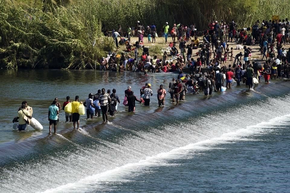 Decenas de migrantes cruzan constantemente de México hacia Estados Unidos, por el sitio conocido como 'La Cortina', en el Centro de Acuña, Coahuila.