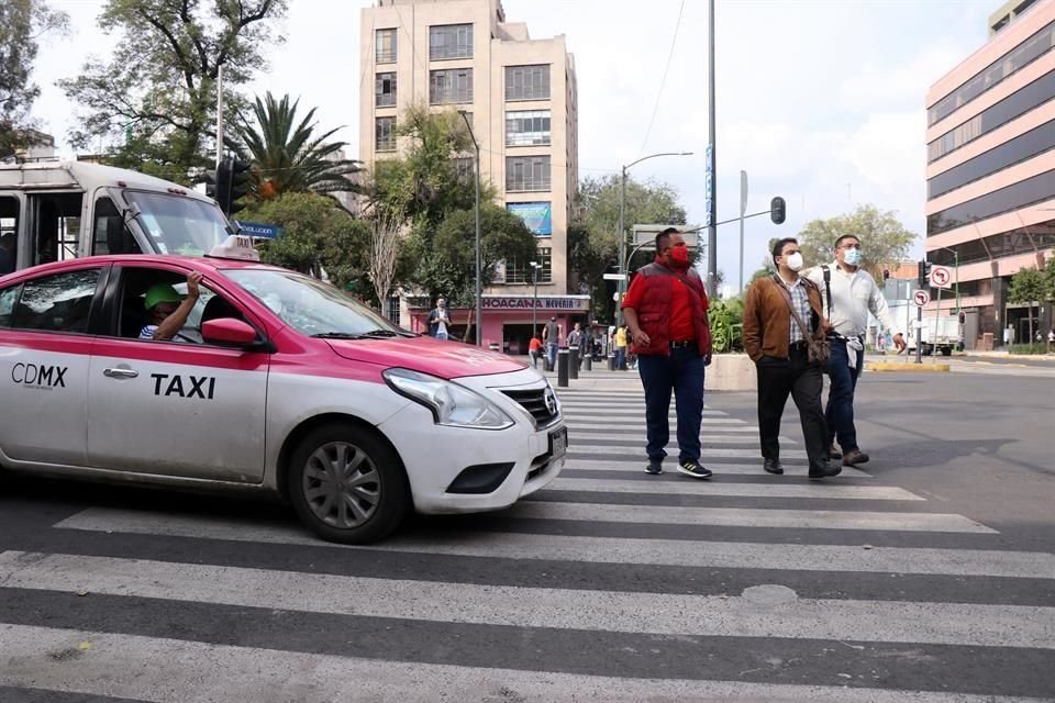 La recientemente denominada Calzada México-Tenochtitlan representa un reto para peatones que sufren con obstáculos presentes en la vialidad.