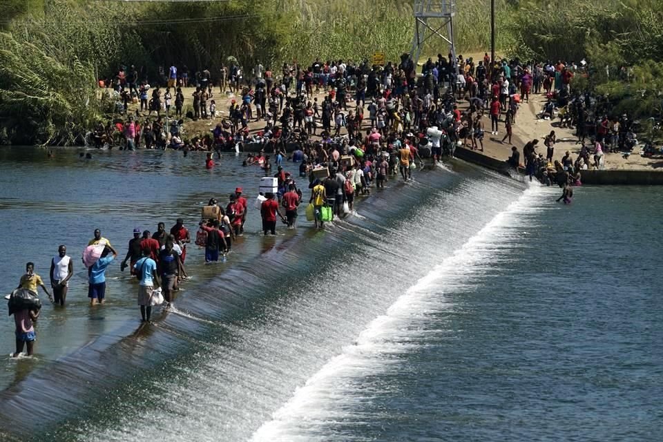 Miles de haitianos buscan entregarse ante las autoridades de EU para solicitar asilo, mientras esperan debajo del puente internacional Del Rio-Acuña.