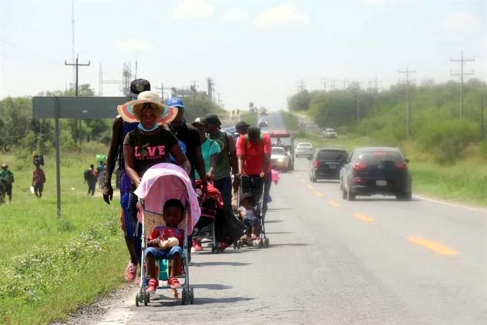 En la caravana también viajan niños pequeños.