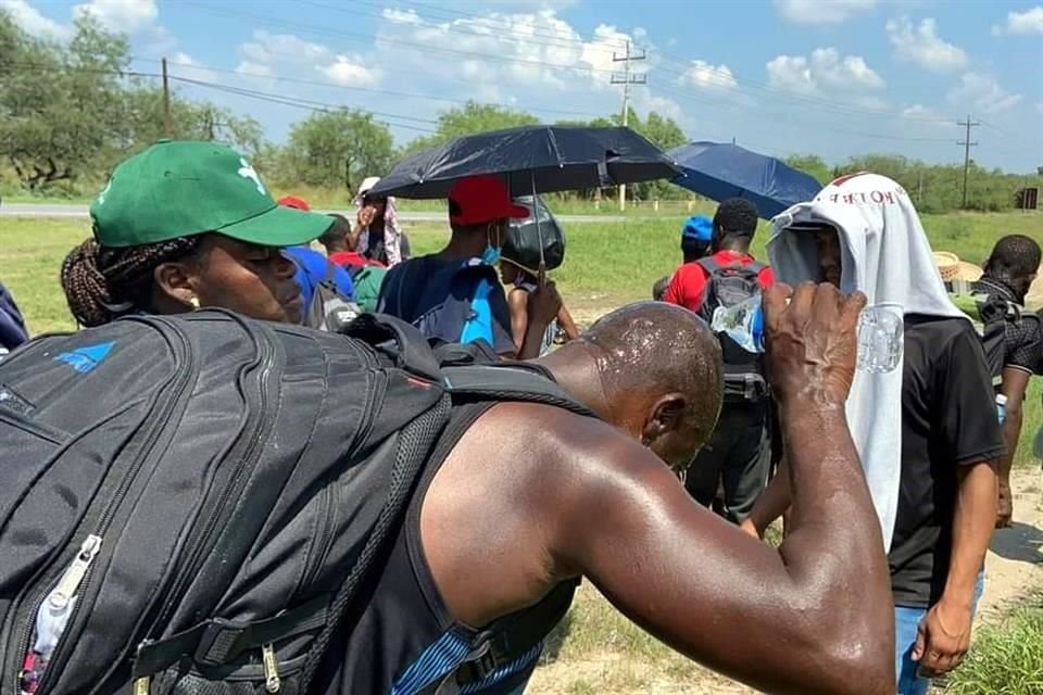 A pesar de las altas temperaturas los migrantes siguen su camino hacia Reynosa.