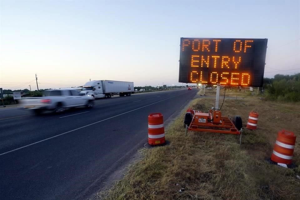 Un letrero anuncia que el puerto de entrada internacional de Del Río, Texas, está cerrado.