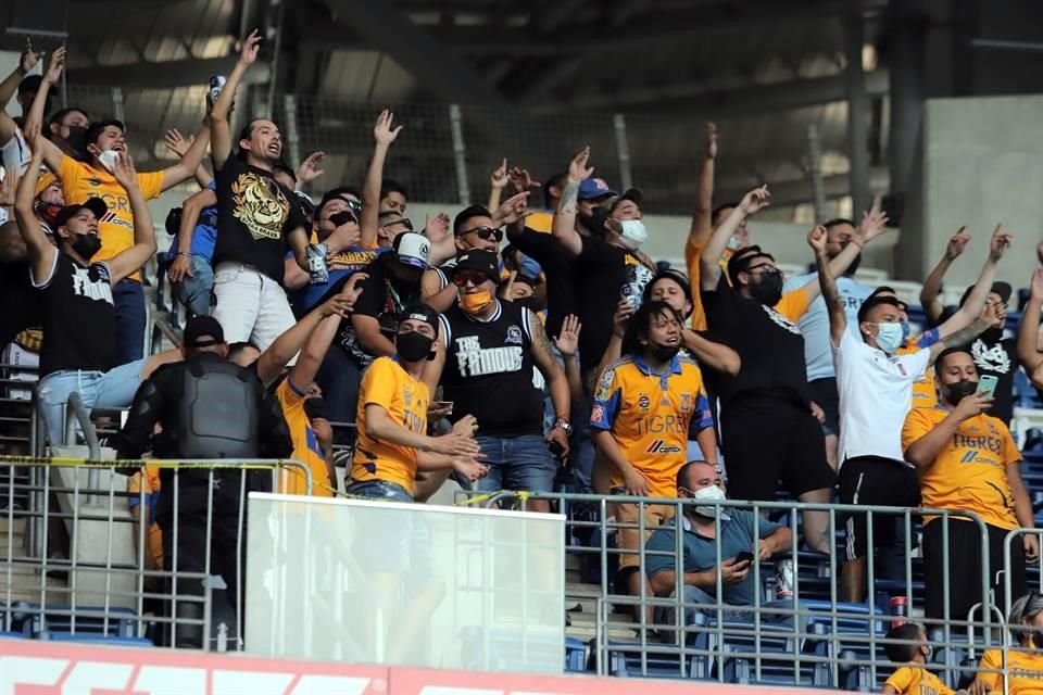 Aunque se quejaron de no poder conseguir boletos, gran cantidad de aficionados de Tigres ingresaron al BBVA.