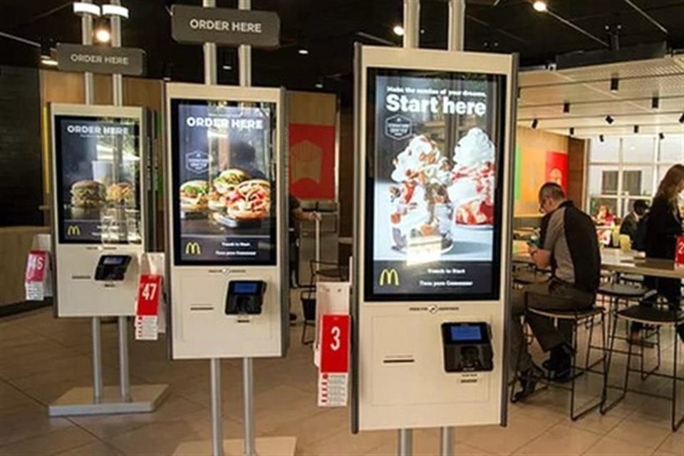 McDonald's dijo que todos sus restaurantes propiedad de la compañía en Estados Unidos ofrecerán el sistema de asistencia adicional para fines de este año.