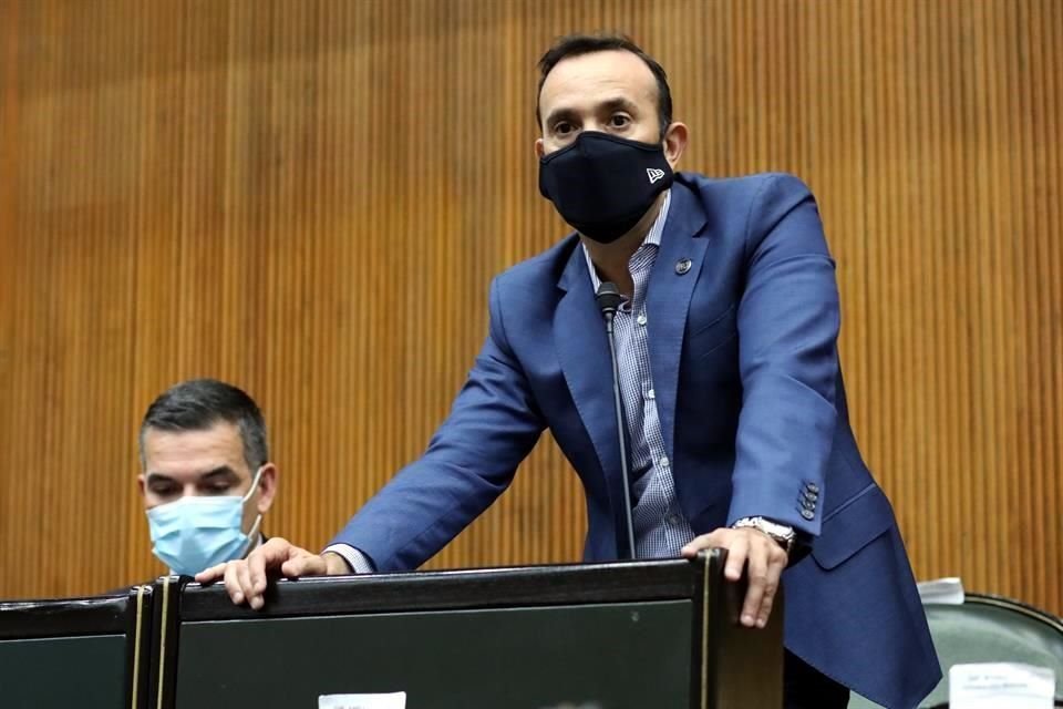 El coordinador del PAN, Carlos de la Fuente, recordó que desde la semana pasada la bancada albiazul exigió revocar este acuerdo.