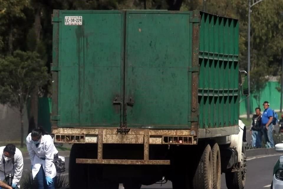 Cuando iba a cruzar Eje 6 Sur Trabajadoras Sociales casi esquina con Palacio, un menor de unos 4 años de edad murió atropellado, en Iztapalapa.