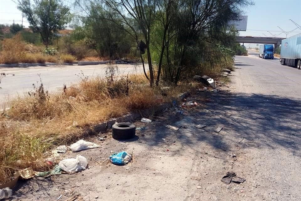 Además de los baches y grietas, la basura, maleza crecida y accesos dañados se presentan en la mayor parte de los 11 kilómetros de la autopista.