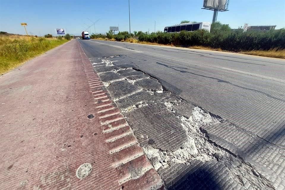 Esas afectaciones se agravaron y surgieron otras que ponen en riesgo a los conductores en ambos cuerpos de la autopista, que cruza los municipios de Guadalupe, Pesquería y Apodaca.