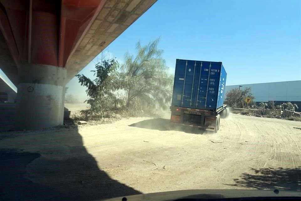 Bajo el puente que conecta la Autopista al Aeropuerto con la caseta de Guadalupe, un retorno quedó en terracería al no ser cubiertos los baches que se formaron hace más de un año.