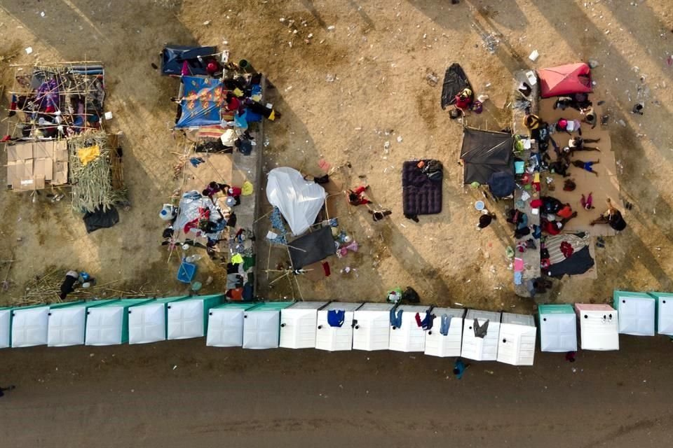 Migrantes, la mayoría de Haití, en un campamento improvisado en Del Río, Texas.