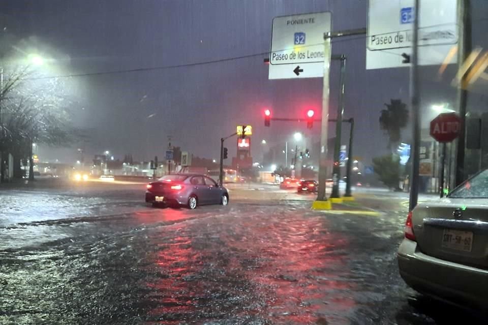 La Avenida Leones, en el poniente de Monterrey, registra inundaciones.