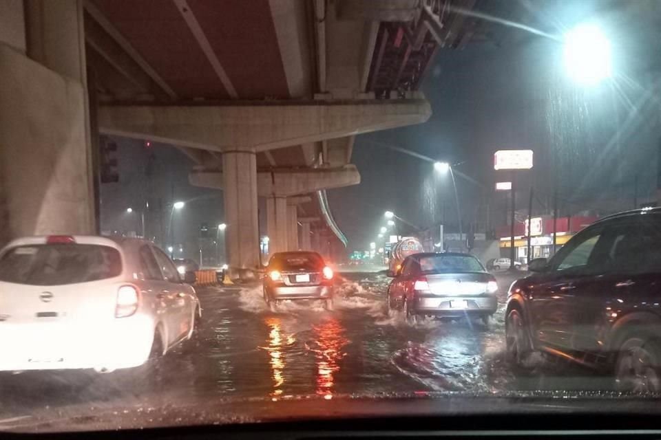 La Avenida Universidad, a la altura de la Estación Tapia del Metro, presentó inundaciones.