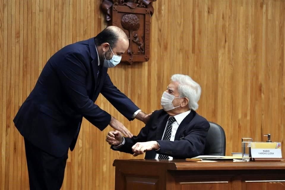 El Rector de la UdeG, Ricardo Villanueva, con el Premio Nobel de Literatura.