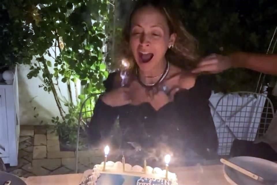 Nicole Richie se prendió fuego accidentalmente con las velas de su pastel.
