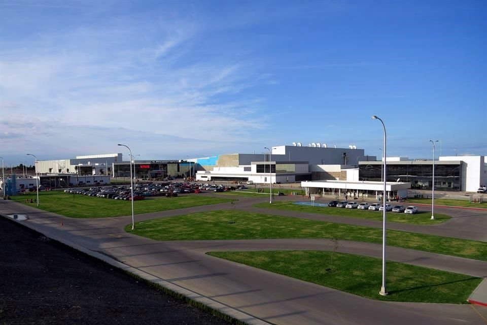 Fachada de una de las plantas de Nissan en Aguascalientes.