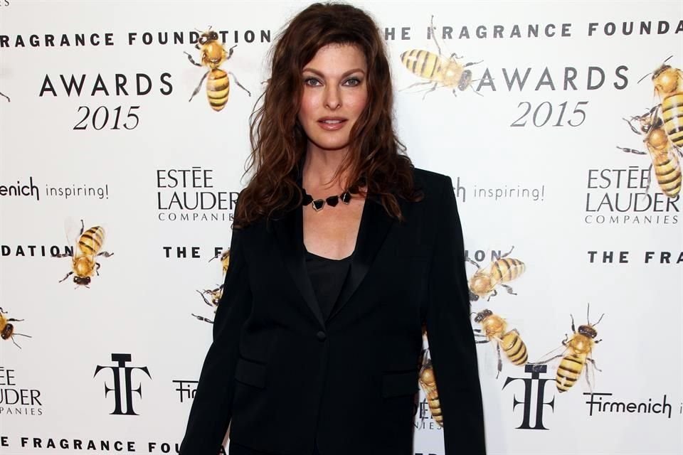 La ex modelo Linda Evangelista reveló que su rostro fue desfigurado a causa de un procedimiento cosmético que la dejó 'irreconocible'.