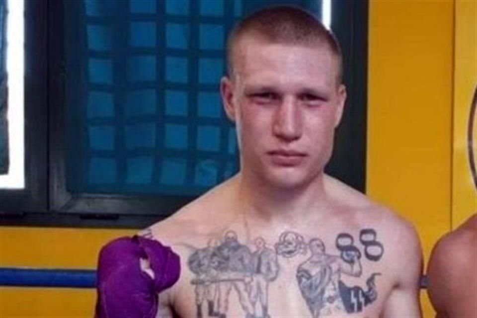 El boxeador tiene dibujado en el pecho la 'SS', el '88' y el 'totenkopf'.