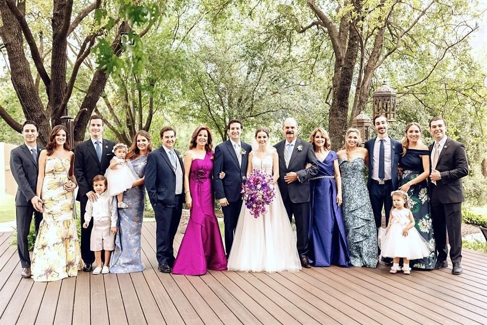 Los novios con sus familias