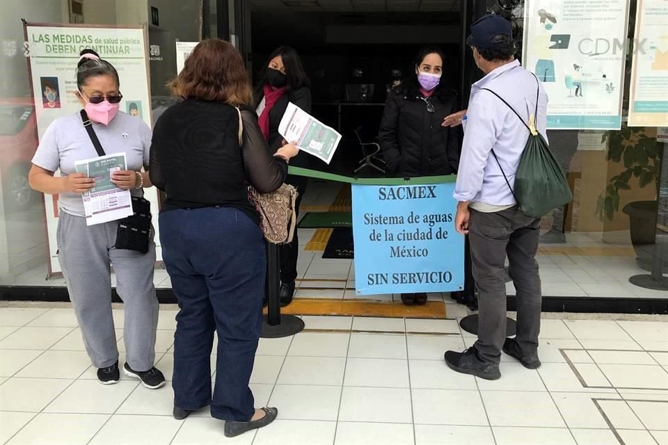Varias oficinas de Sacmex están cerradas; la sucursal de Año de Juárez en Iztapalapa no tiene luz y varias personas acudieron sin éxito a querer pagar.