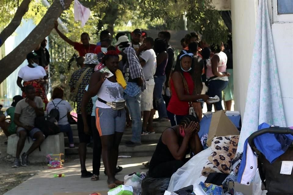 Migrantes se reúnen en un campamento en el parque Braulio Fernández Aguirre, en Ciudad Acuña, estado de Coahuila.