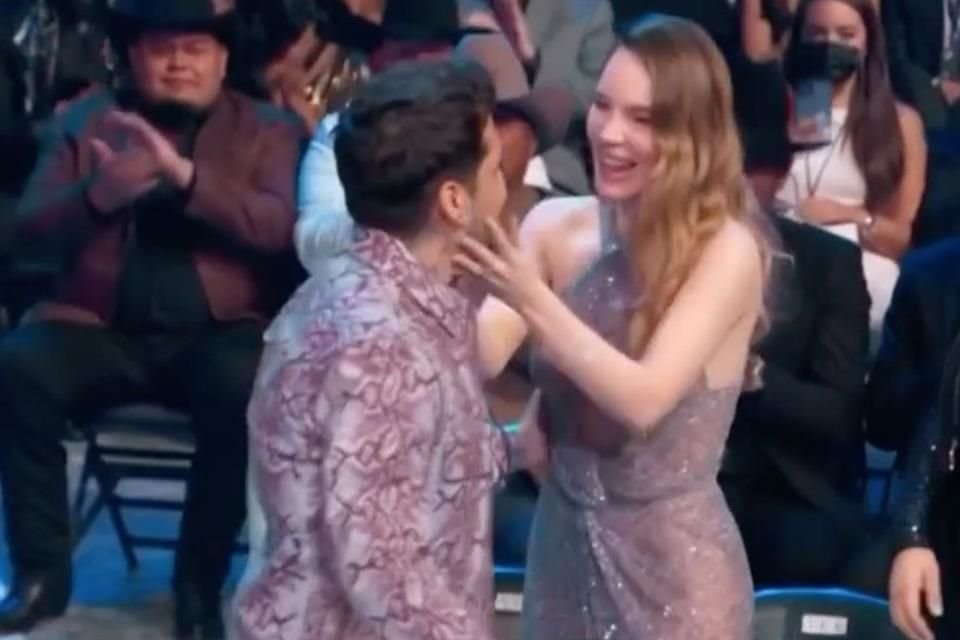 Belinda celebró el triunfo de Christian Nodal con un beso.