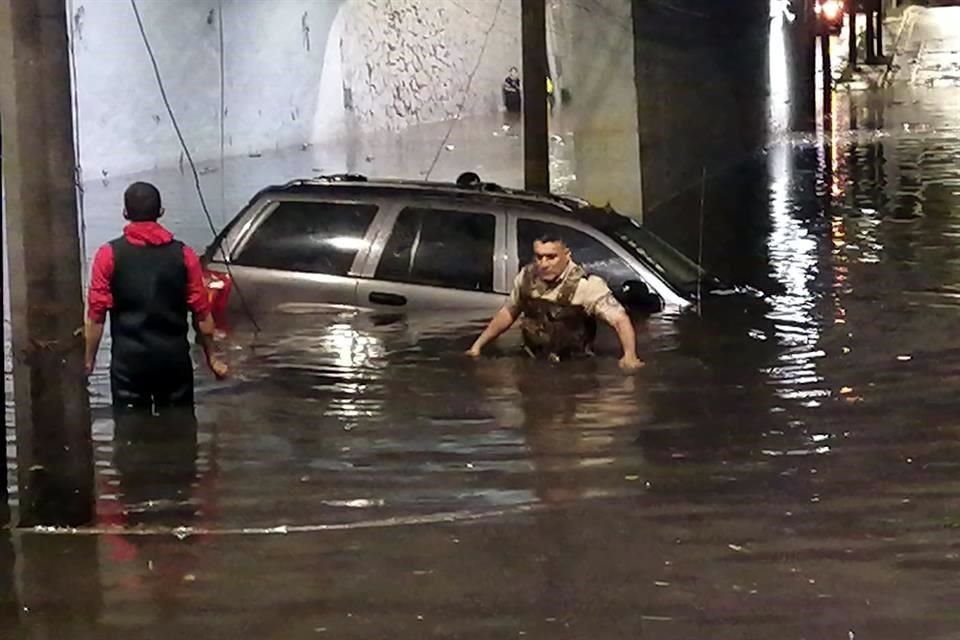 El agua cubrió el vehículo y en su interior encontraron el cuerpo de un hombre.