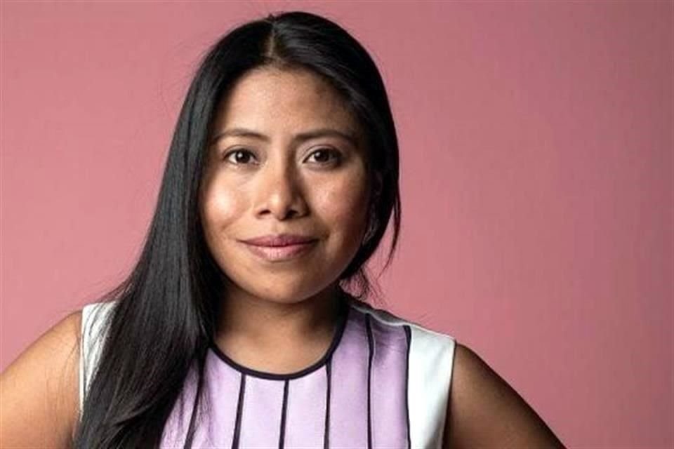 Yalitza Aparicio volvió a posar como modelo, ahora para Prada y cosechó buenos comentarios.