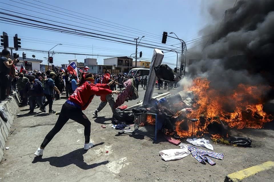 Residentes quemaron casas de campamento donde se asentaban los venezolanos.