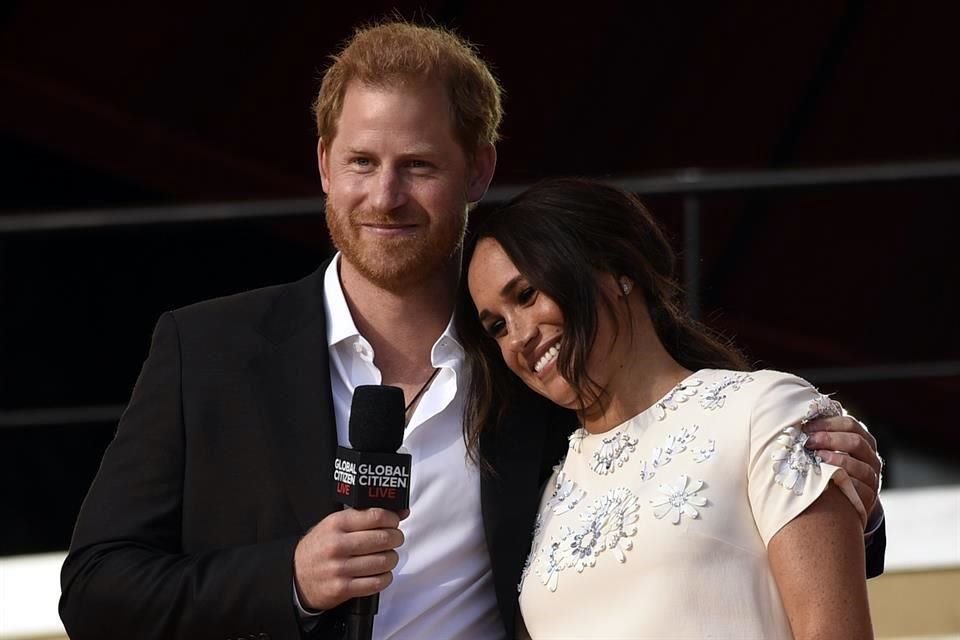 El Príncipe Enrique de Inglaterra y Meghan Markel piden que todo el mundo tenga acceso a las vacunas.