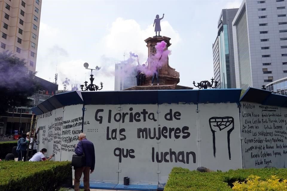 La figura que fue instalada en la Glorieta es la silueta de una mujer con el puño en alto fabricada de madera.