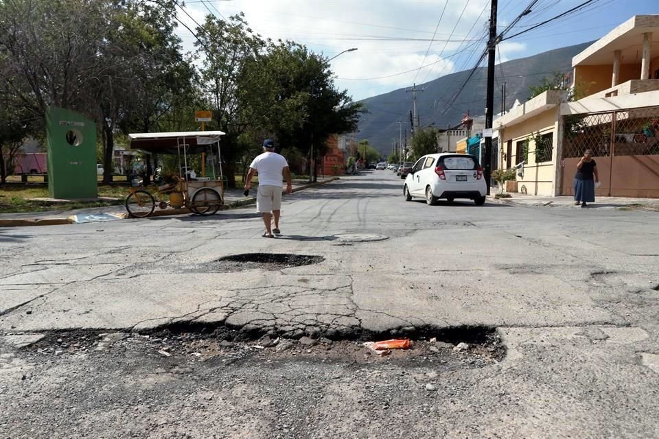 En la Colonia Hacienda del Topo, en Escobedo, padecen el olvido de las autoridades con vialidades dañadas.