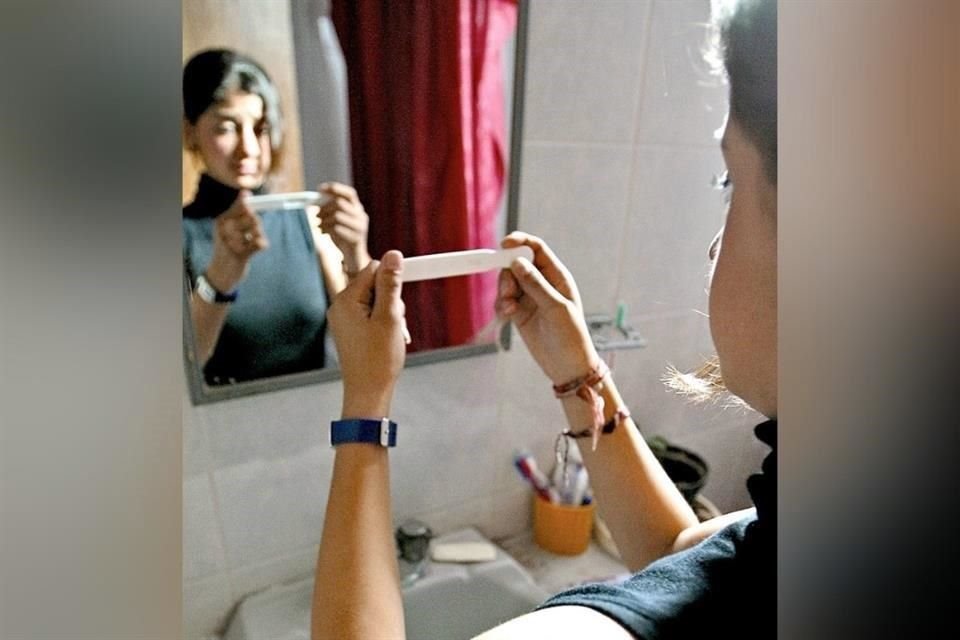 Expertos llaman a brindar métodos anticonceptivos gratuitos a jóvenes.