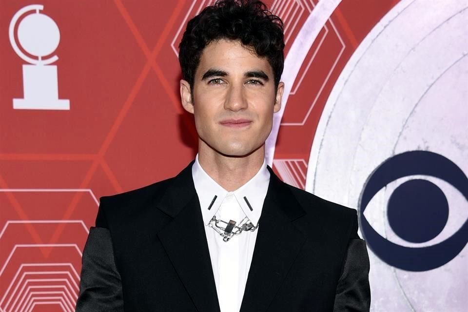 Darren Criss también arribó para celebrar al teatro en su gran noche.