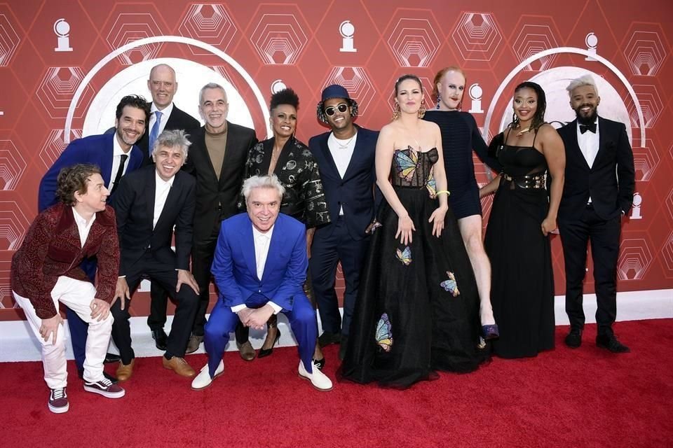 El cast de 'The David Byrne's American Utopia' fue de los pocos repartos completos que posaron en la alfombra roja.