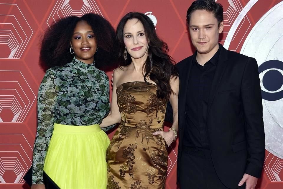 Caroline Aberash Parker, Mary-Louise Parker y William Atticus Parker no se separaron en toda la noche.