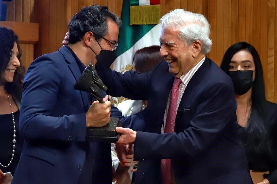 'Volver la vista atrás', novela del colombiano Juan Gabriel Vásquez (izq.), se alzó como ganadora del Premio de Novela Mario Vargas Llosa.