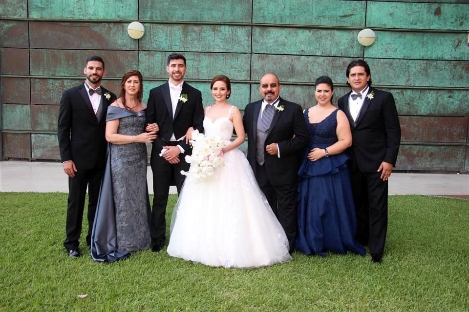 Edgar González, Reyna Magdalena Flores de González, Eduardo Daniel González Flores, Ana Cecilia Díaz de León Balderas, Eduardo González Gómez, Dyana González y Hugo Aceves