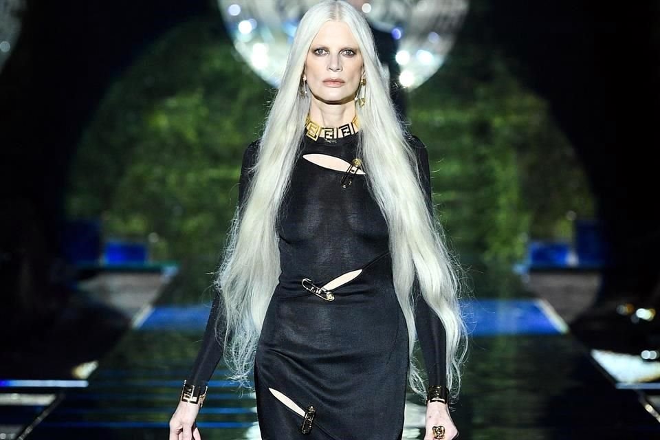 Donatella Versace y Kim Jones, director creativo de Fendi, unieron fuerzas para crear dos colecciones inéditas, presentadas en Milán.