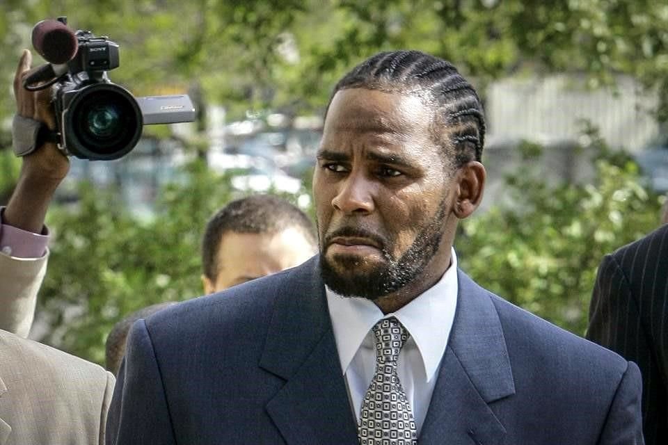 El cantante R. Kelly es declarado culpable de tráfico y abuso sexual de mujeres, niños y niñas; enfrenta de 10 años a cadena perpetua.