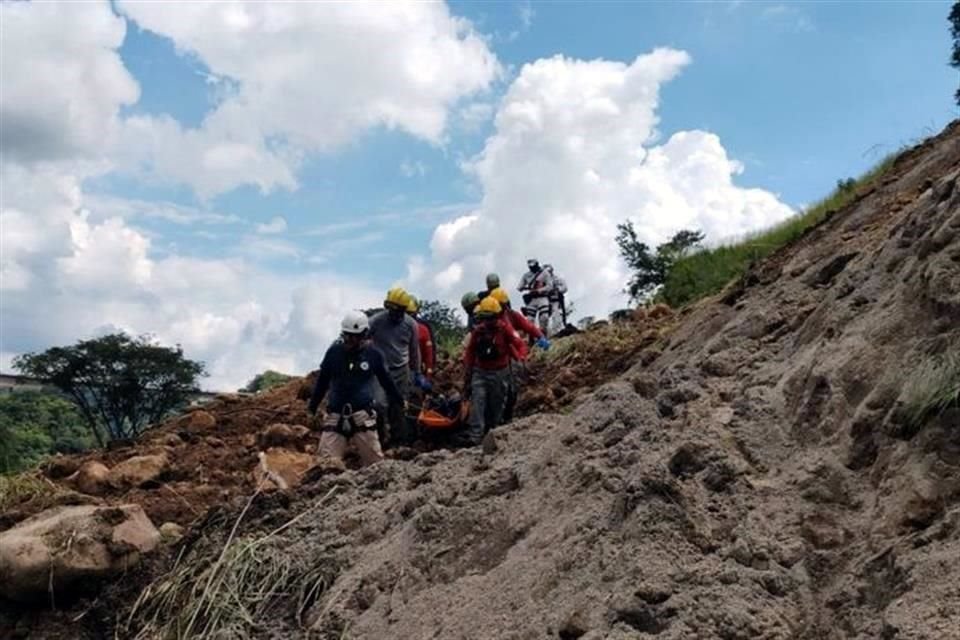 Elementos de Protección Civil de Jalisco rescataron el cuerpo de una mujer que murió en el derrumbe registrado en la carretera libre Guadalajara-Colima.