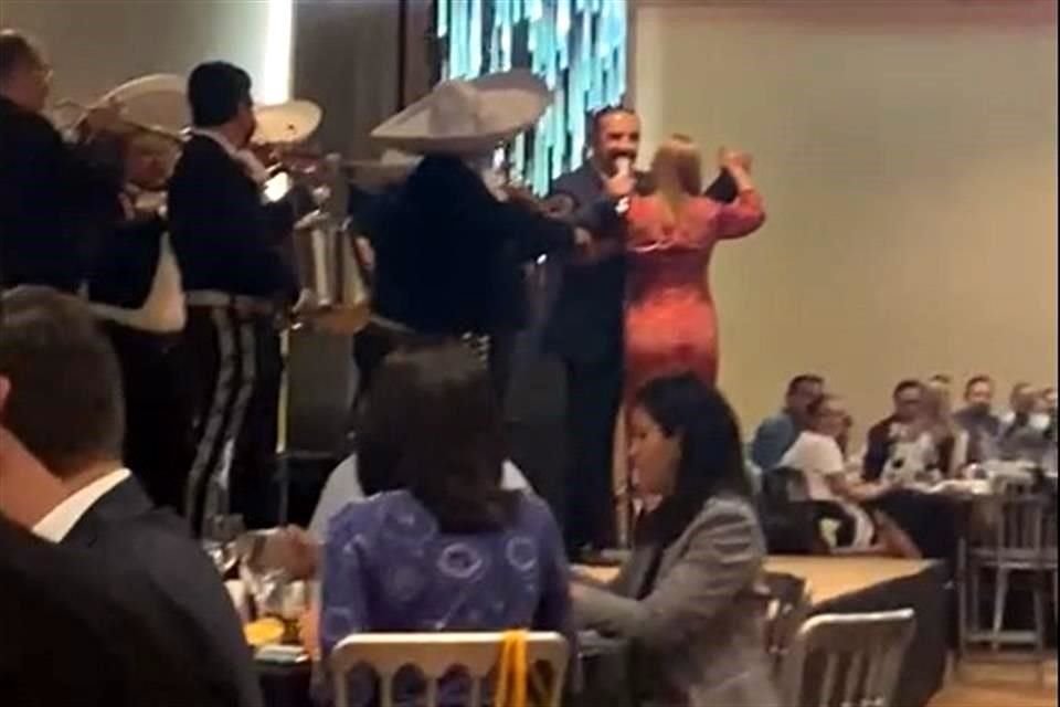 El Secretario de Salud estatal fue captado en un evento del Sector Salud cantando con mariachi, pero sin cubrebocas.