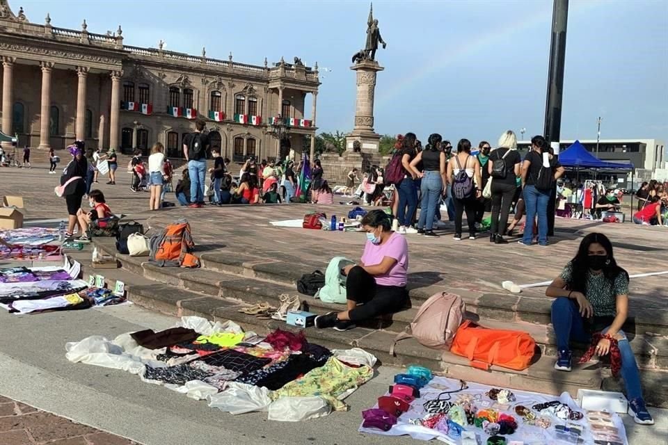 Los colectivos organizaron un mercado de venta de ropa y alimentos.