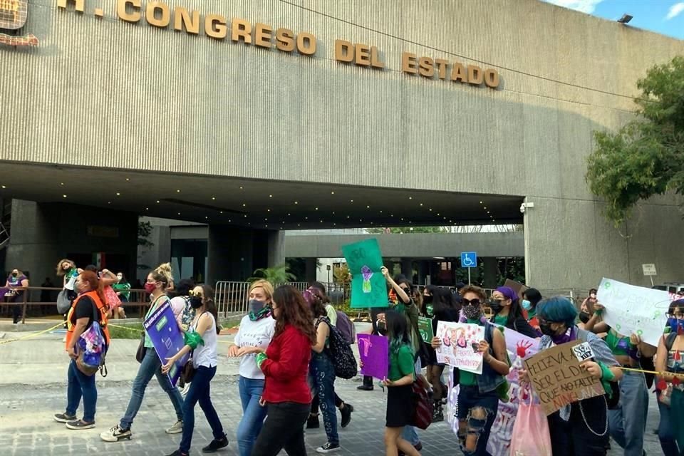 Las manifestantes tomaron la calle Matamoros rumbo a la Avenida Juárez.