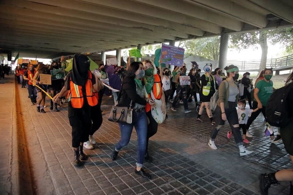 Las manifestantes marcharon por Zaragoza hasta llegar al Congreso local.