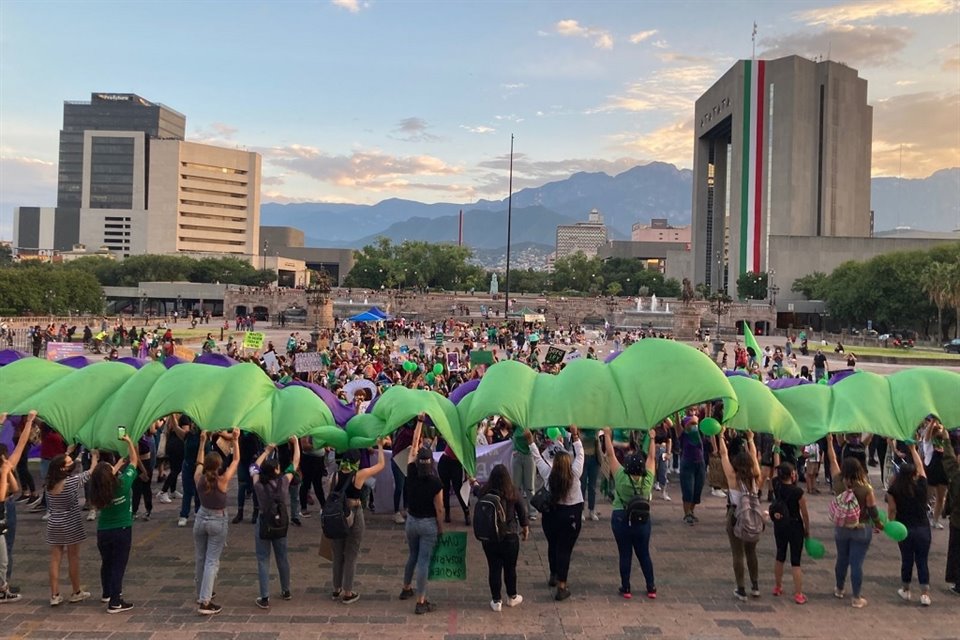 Los grupos feministas ondearon una bandera gigante con los colores verde y morado en la Explanada de los Héroes.