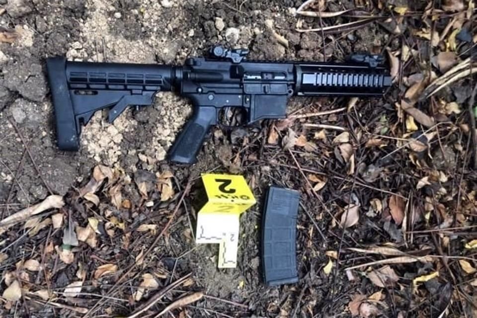 En la vivienda también aseguraron un arma larga calibre .223 y cuatro pistolas de diversos calibres, así como decenas de cartuchos.